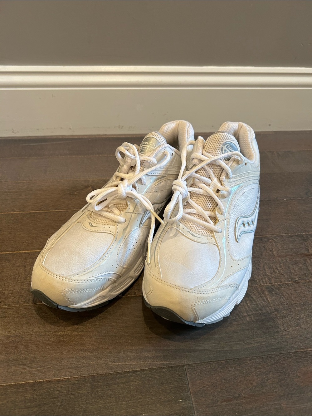 Saucony Men's size 11 W (wide) White Walking/RunningSneakers